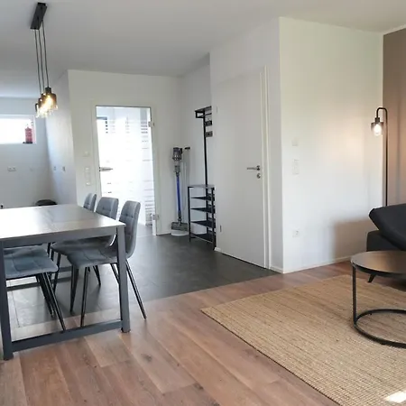 Haus Für 8 Gäste Mit Garten Und Parkplatz In Ruhiger Lager Apartamento Augsburgo