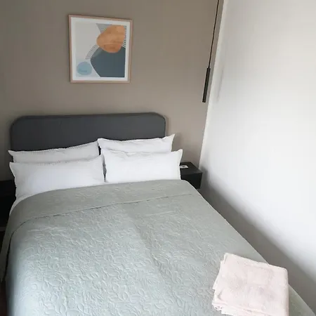 Haus Für 8 Gäste Mit Garten Und Parkplatz In Ruhiger Lager Apartamento Augsburgo
