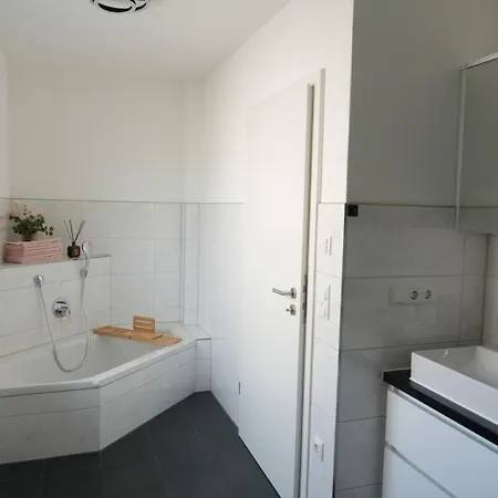 Haus Für 8 Gäste Mit Garten Und Parkplatz In Ruhiger Lager *