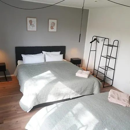 Haus Für 8 Gäste Mit Garten Und Parkplatz In Ruhiger Lager Apartamento Augsburgo